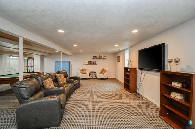 1705 E Edgewood Rd Road, Sioux Falls, SD 57103