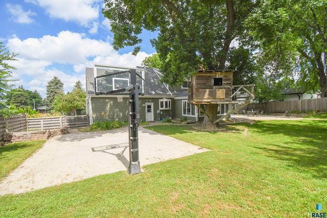 1705 E Edgewood Rd Road, Sioux Falls, SD 57103