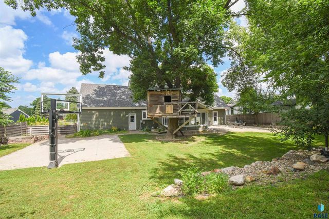1705 E Edgewood Rd Road, Sioux Falls, SD 57103