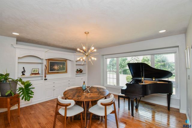 1705 E Edgewood Rd Road, Sioux Falls, SD 57103