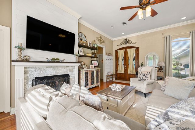 34122 Springlake Dr, Walker, LA 70785