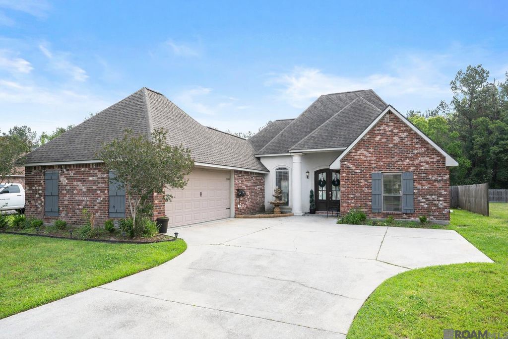 34122 Springlake Dr, Walker, LA 70785