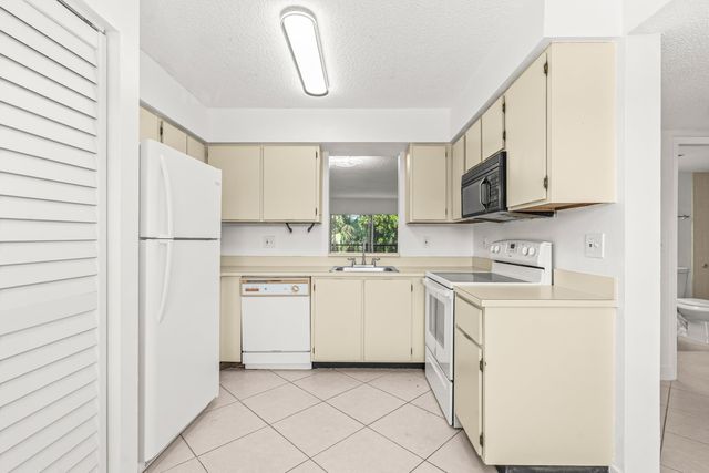 7301 Amberly Lane 304, Delray Beach, FL 33446