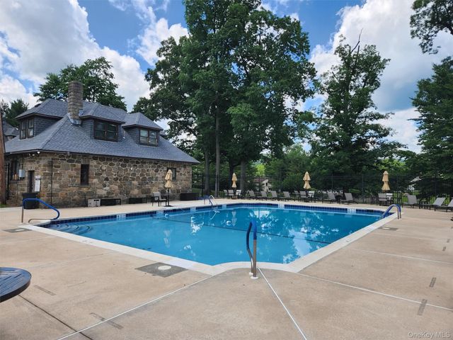 5 Bannock Court, Suffern, NY 10901