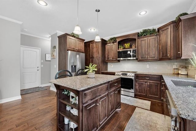 2320 SW Deer Run Road, Lee's Summit, MO 64082
