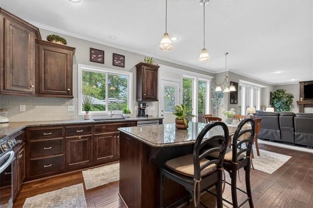 2320 SW Deer Run Road, Lee's Summit, MO 64082