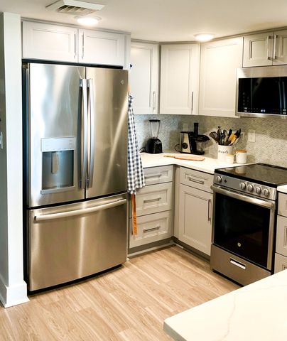 14 Lockwood Drive 3b, Charleston, SC 29401