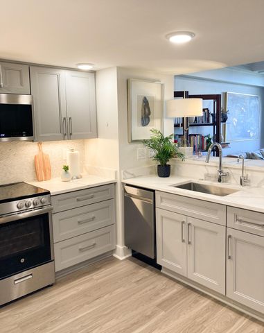 14 Lockwood Drive 3b, Charleston, SC 29401