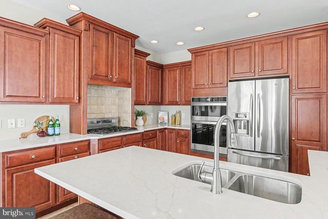 7 THICKET LN, Lancaster, PA 17602