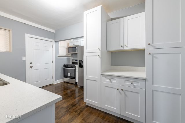 5148 N Monitor Avenue 301, Chicago, IL 60630