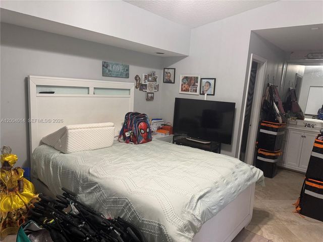 7599 W 4th Ct, Hialeah, FL 33014