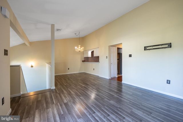 85 PINEWOOD DR, Hamilton, NJ 08690