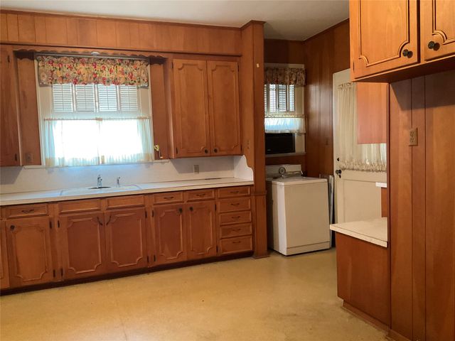 1303 W 3rd Avenue, Corsicana, TX 75110