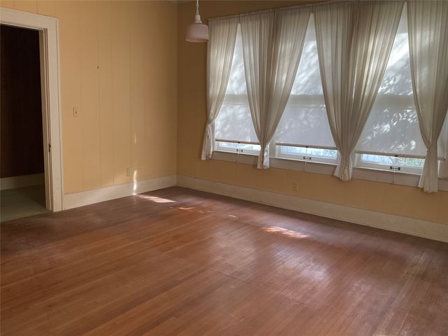 1303 W 3rd Avenue, Corsicana, TX 75110