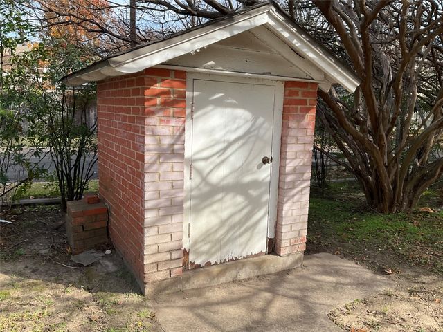 1303 W 3rd Avenue, Corsicana, TX 75110