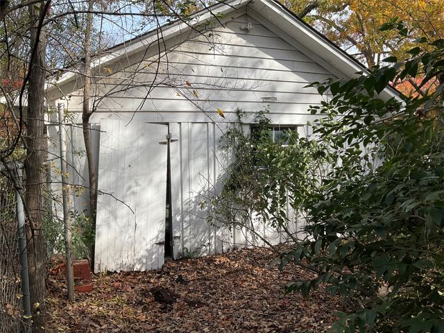 1303 W 3rd Avenue, Corsicana, TX 75110