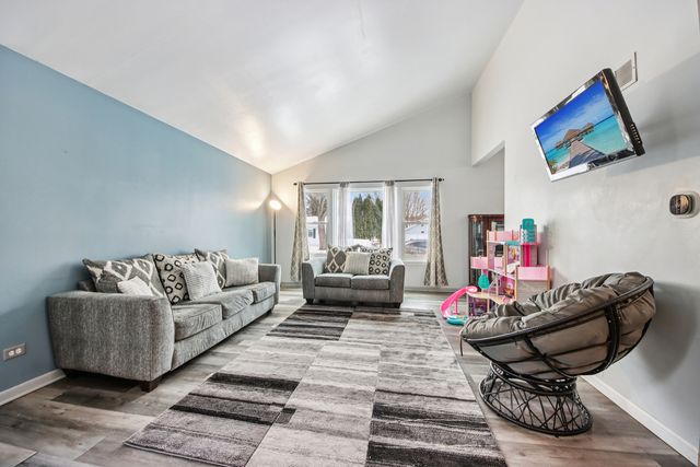 410 W Riverside Drive, Lakemoor, IL 60051