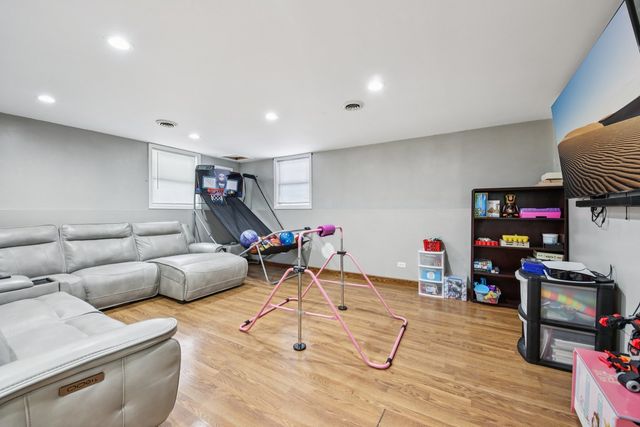 410 W Riverside Drive, Lakemoor, IL 60051