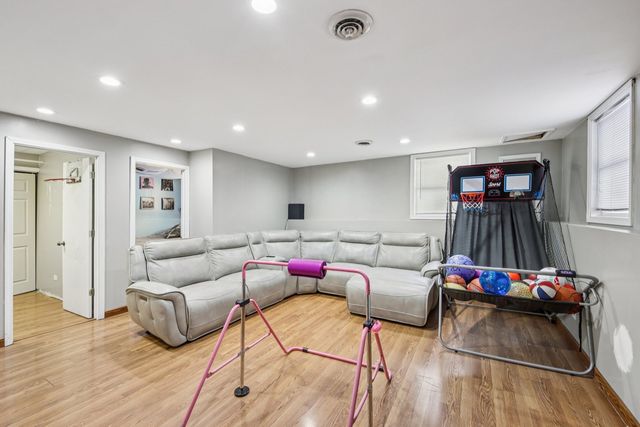 410 W Riverside Drive, Lakemoor, IL 60051