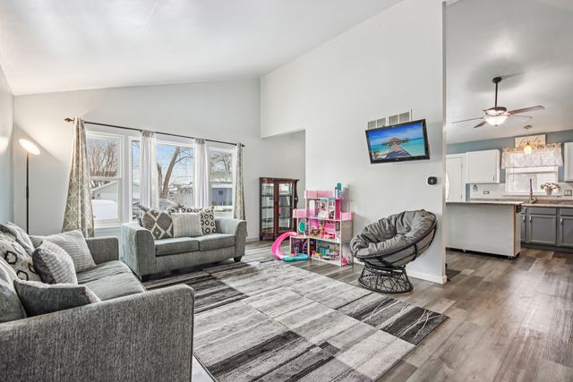 410 W Riverside Drive, Lakemoor, IL 60051