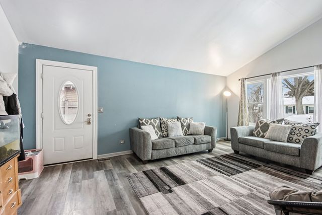 410 W Riverside Drive, Lakemoor, IL 60051