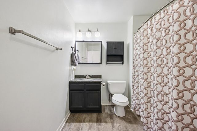 410 W Riverside Drive, Lakemoor, IL 60051