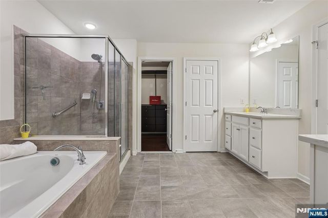 10 Winfield Drive 602, Woodcliff Lake, NJ 07677