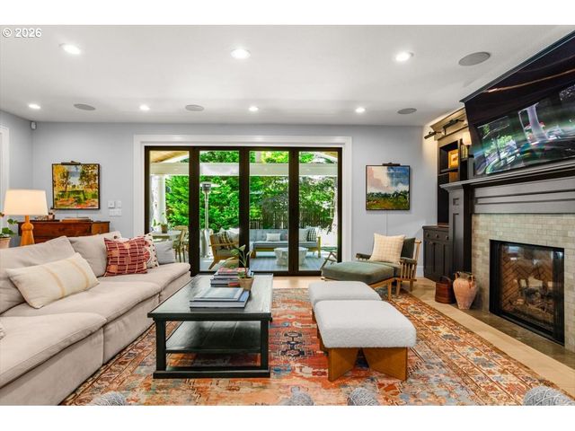 4105 UPPER Dr, Lake Oswego, OR 97035