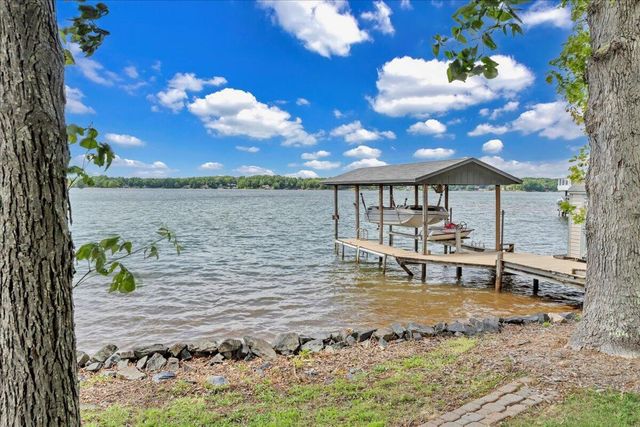 230 Lee DR, Huddleston, VA 24104