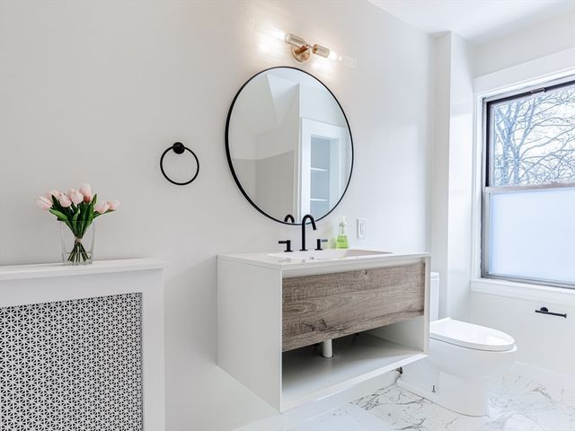 12 Eaton Ct. 12, Wellesley, MA 02481