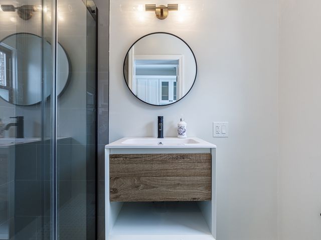 12 Eaton Ct. 12, Wellesley, MA 02481