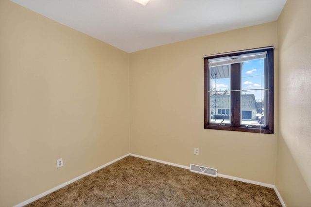 617 17th Avenue, Gilbertville, IA 50634