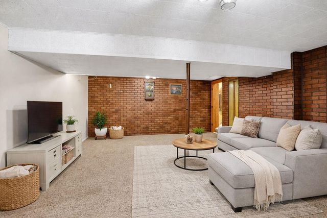 617 17th Avenue, Gilbertville, IA 50634