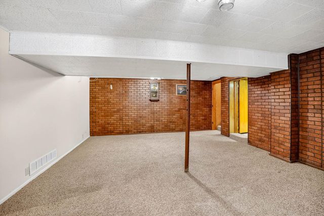 617 17th Avenue, Gilbertville, IA 50634