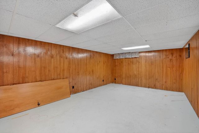 617 17th Avenue, Gilbertville, IA 50634