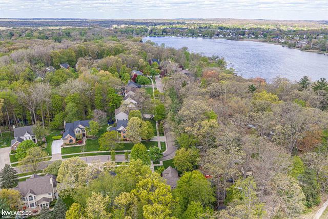 1440 Woodbridge Lane, Wixom, MI 48393