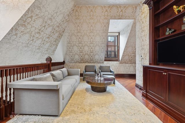 915 N DEARBORN Street, Chicago, IL 60610