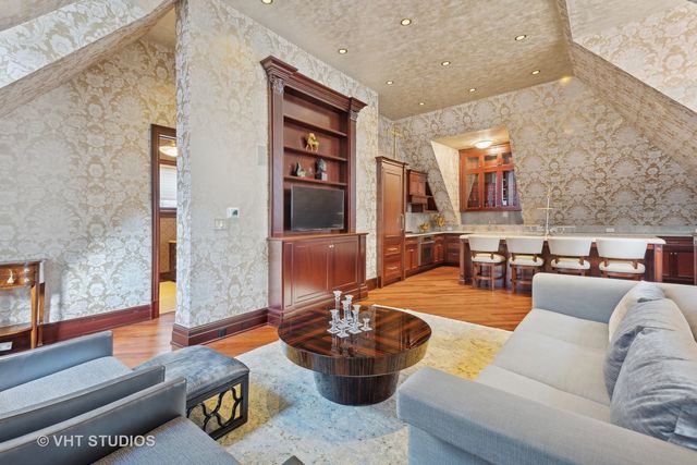 915 N DEARBORN Street, Chicago, IL 60610