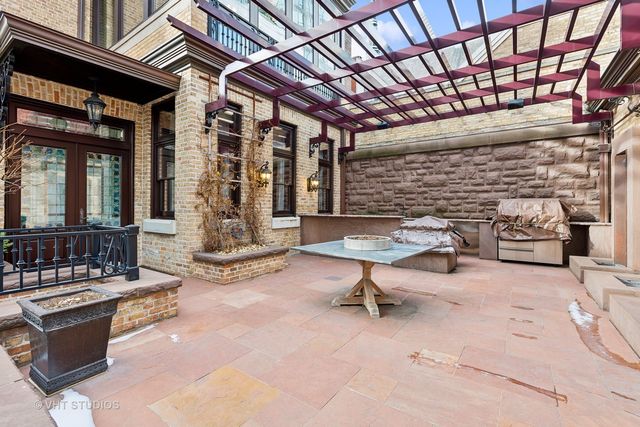 915 N DEARBORN Street, Chicago, IL 60610