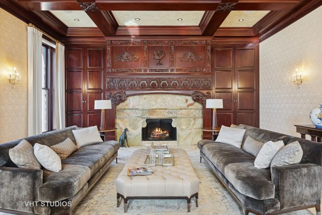 915 N DEARBORN Street, Chicago, IL 60610