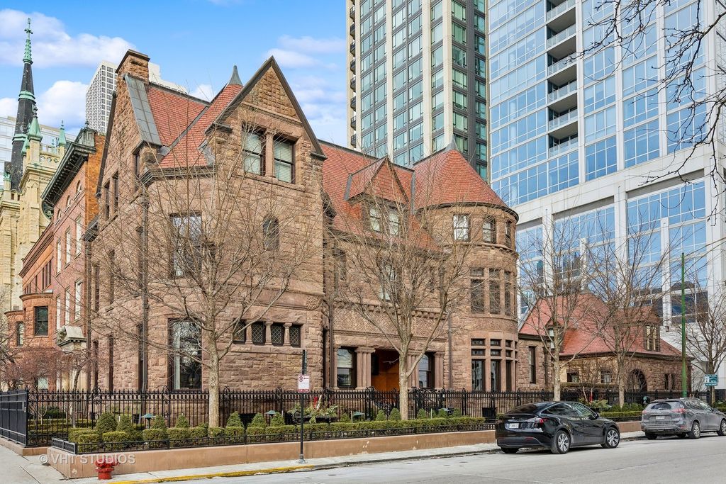 915 N DEARBORN Street, Chicago, IL 60610