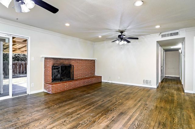 2109 N Kensington Way, Hanford, CA 93230