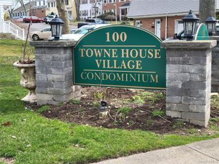100 Towne House Village Towne House 805, Islandia, NY 11749