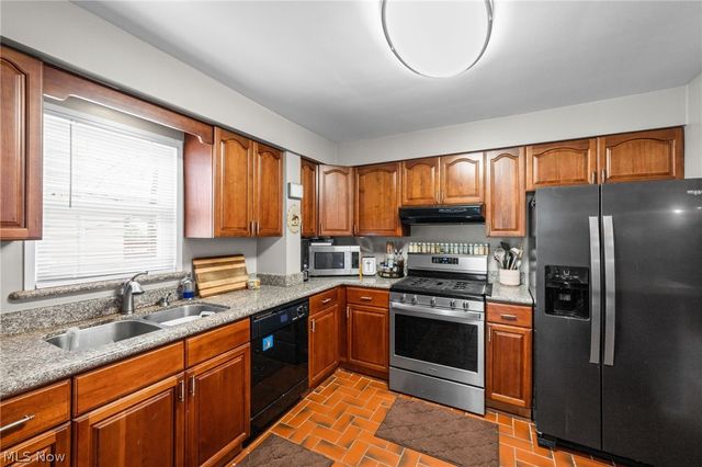 7906 Kenton Avenue, Parma, OH 44129