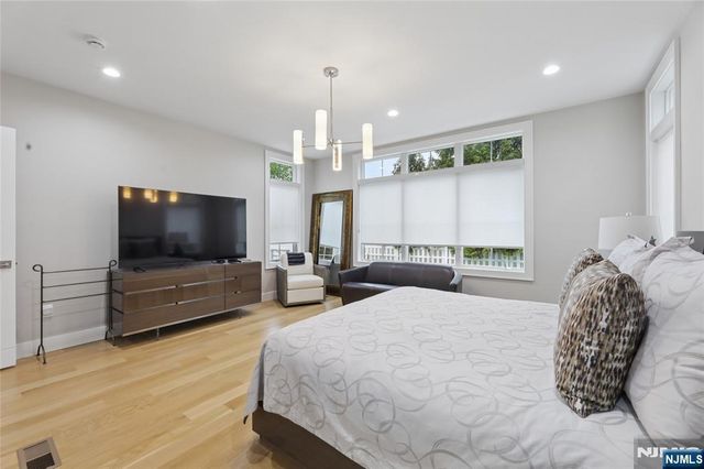 31 Engleside Street, Cresskill, NJ 07626