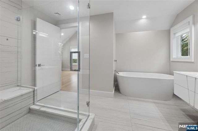 31 Engleside Street, Cresskill, NJ 07626