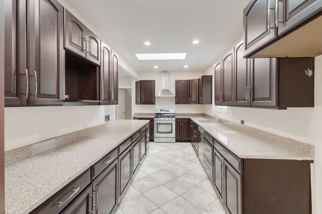 9535 S Fairfield Avenue, Evergreen Park, IL 60805