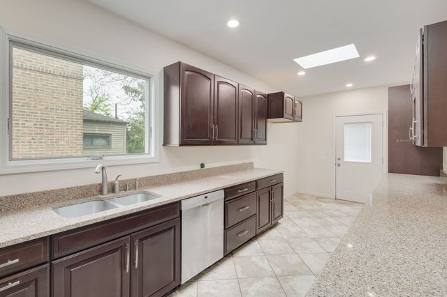 9535 S Fairfield Avenue, Evergreen Park, IL 60805