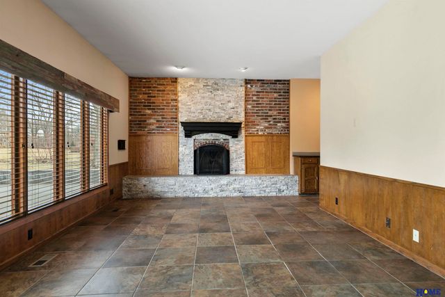 5822 Fieldcrest Way, Lincoln, NE 68512