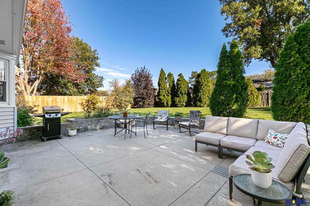 5822 Fieldcrest Way, Lincoln, NE 68512